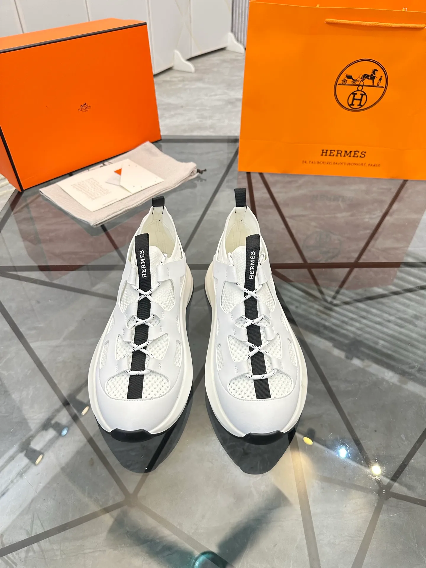 Men's shoes for sale 💰: 💰P660¥ High-end top quality Product trademark: Hermes *"Hermès*" low-top casual shoes Regular size: 38-45 (can be customized to 46) Product materials: upper imported first-layer cowhide stitched with original fabric, original rubber sheet, breathable lining, cowhide foot pads, original outsole. No.: 001